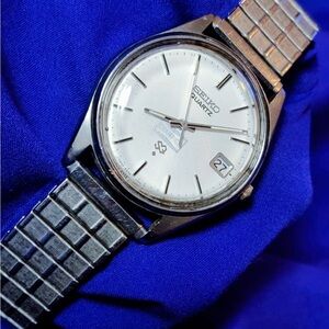 Seiko 8222-7009 Vintage Seiko Classic Men's Watch Silver Tone